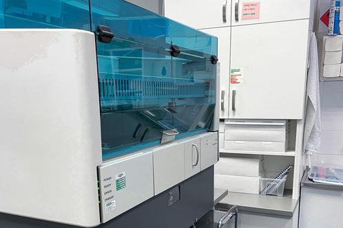 Fotografia pracoviska a prístrojového vybavenia BPB Med v laboratóriu v Pezinku