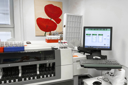 Fotografia pracoviska a prístrojového vybavenia BPB Med v laboratóriu v Pezinku