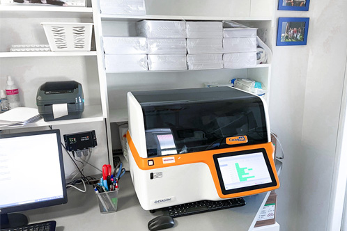 Fotografia pracoviska a prístrojového vybavenia BPB Med v laboratóriu v Pezinku