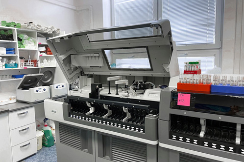 Fotografia pracoviska a prístrojového vybavenia BPB Med v laboratóriu v Pezinku